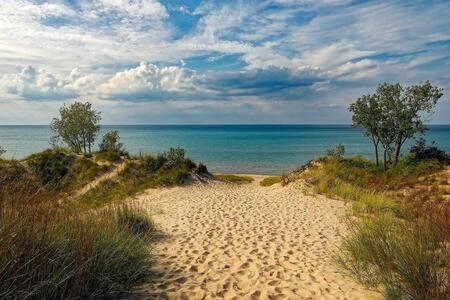 Spacious Upstairs 1Bed- Walking Distance To Beach Outlet Mall Michigan City Exterior photo