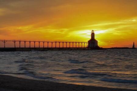 Spacious Upstairs 1Bed- Walking Distance To Beach Outlet Mall Michigan City Exterior photo